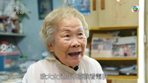 91歲「御用紙皮婆婆」許碧姬照顧腦中風女19年 入行31年永不言休60歲入行拍戲全為女兒