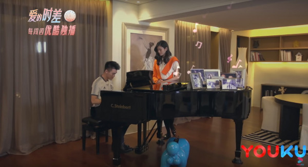 奚夢瑤與何猷君於2018年參與綜藝節目《愛的時差》期間，亦曾展示豪宅內部。從節目可見，豪宅客廳放置了大型鋼琴，廚房亦相當闊落，外面更設有小吧台。