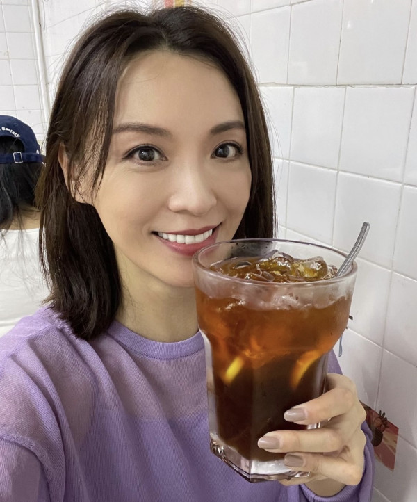 51歲性感美魔女與老公相識7周年晒恩愛 曾歷夫妻房事不協調後離婚收場