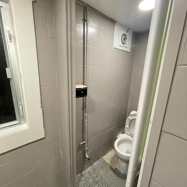 網民分享$22洗馬桶神器！廁所變「兇案現場」尿漬濺上牆、千年尿垢都清到？