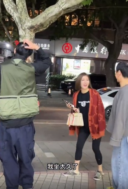 近日有網民在上海街頭巧遇李彩華在路邊等車，影片中的她雖然打扮閒適，但全身上下都是名牌，看起來充滿貴氣。