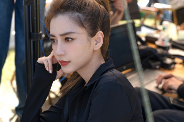 雖然Angelababy在照片中展現健康性感，不少網民紛紛指出她與內地女星楊冪一樣髮線後移，更提醒Angelababy要注意頭髮護理。