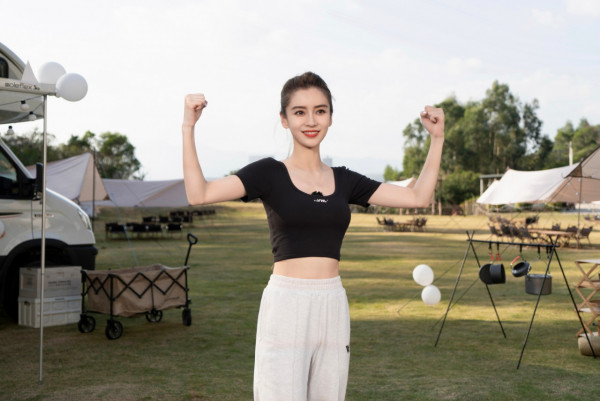 雖然Angelababy在照片中展現健康性感，不少網民紛紛指出她與內地女星楊冪一樣髮線後移，更提醒Angelababy要注意頭髮護理。