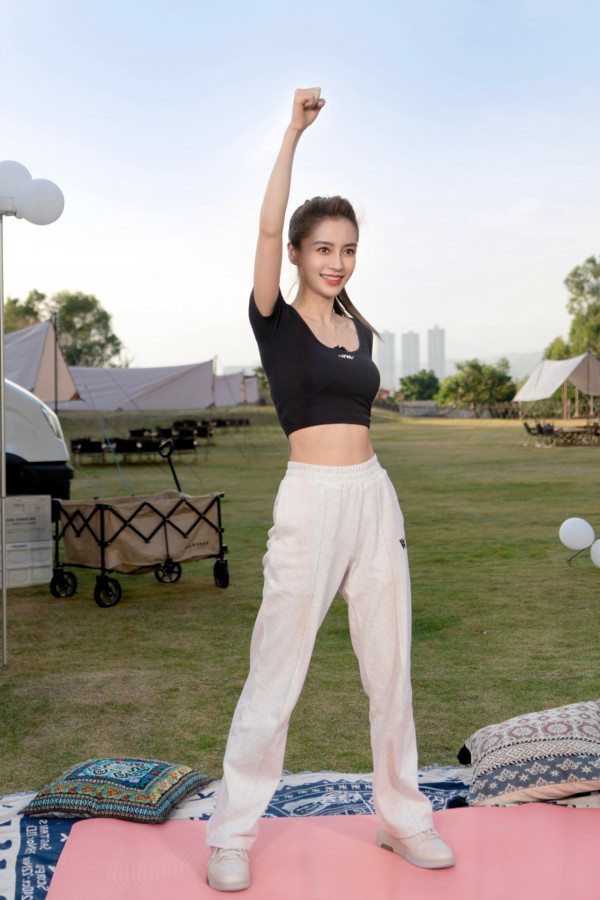 baby工作室日前於微博上傳了一系列Angelababy做運動的照片；身穿緊身T恤的她在相中大曬小蠻腰，樣子看起來亦非常精神，似乎未受患病影響。