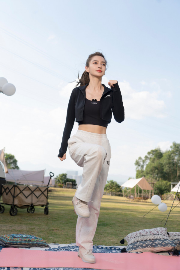 baby工作室日前於微博上傳了一系列Angelababy做運動的照片；身穿緊身T恤的她在相中大曬小蠻腰，樣子看起來亦非常精神，似乎未受患病影響。