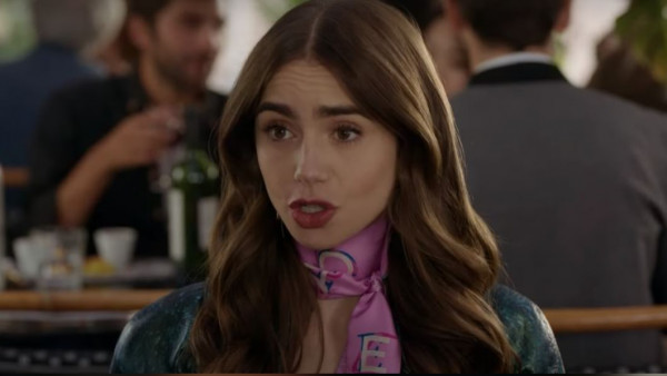 Lily Collins性感金裙現身首映禮！粉絲卻指顏值崩壞？ 