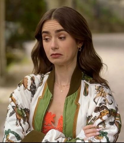 Lily Collins性感金裙現身首映禮！粉絲卻指顏值崩壞？ 