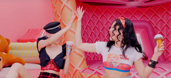 在BLACKPINK與Selena Gomez 合作的2020新歌《Ice Cream》MV中，Jennie以超短上衣及迷你裙登場，更露出了格紋內衣。雖然這種穿搭在國外頗為流行，不少粉絲都直斥過份暴露，更將矛頭指向造型師。