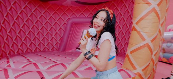 在BLACKPINK與Selena Gomez 合作的2020新歌《Ice Cream》MV中，Jennie以超短上衣及迷你裙登場，更露出了格紋內衣。雖然這種穿搭在國外頗為流行，不少粉絲都直斥過份暴露，更將矛頭指向造型師。