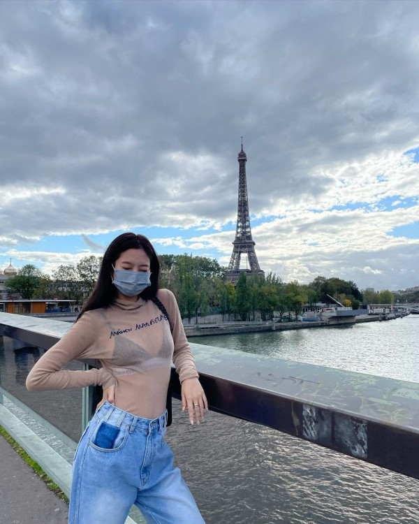 Jennie去年到巴黎外遊，分享了與巴黎鐵塔打卡的照片；當時她穿著透視上衣，裡面的黑色內衣一覽無遺，令不少人覺得過於性感，難以接受。