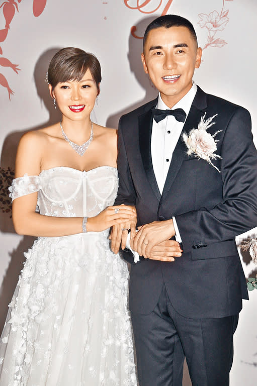 TVB熟齡小生現身重慶被誤認蕭正楠 網民錯重點：身旁美女似黃心穎可原地出道 