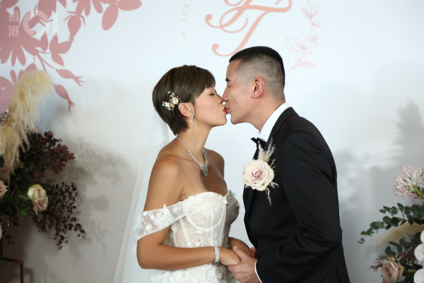 TVB熟齡小生現身重慶被誤認蕭正楠 網民錯重點：身旁美女似黃心穎可原地出道 