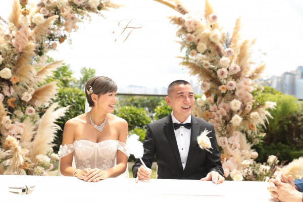 TVB熟齡小生現身重慶被誤認蕭正楠 網民錯重點：身旁美女似黃心穎可原地出道 