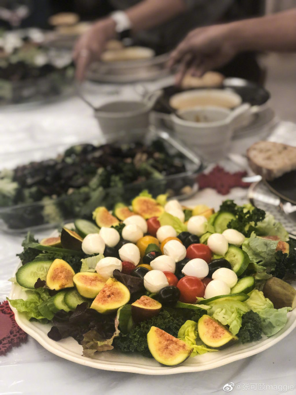 適逢聖誕，張可頤在微博分享了與家人吃聖誕大餐的照片，曝光了家中的豪華裝潢。