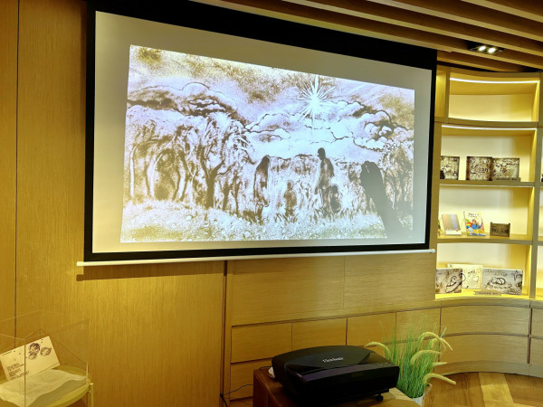香港首個沙畫展《揉沙說愛》 用細沙講生命故事 療癒心靈