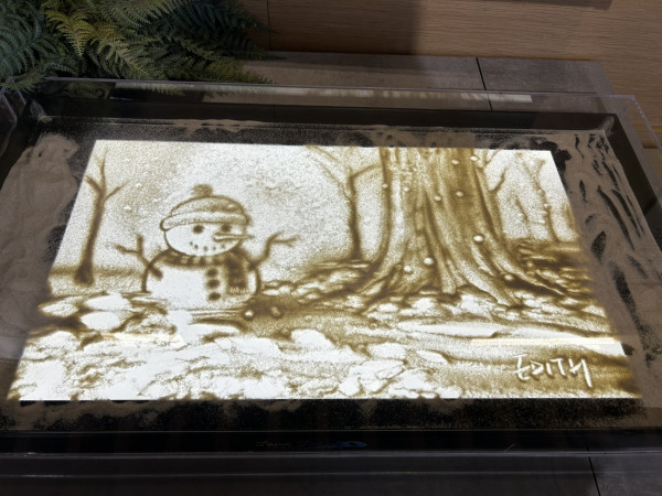 香港首個沙畫展《揉沙說愛》 用細沙講生命故事 療癒心靈
