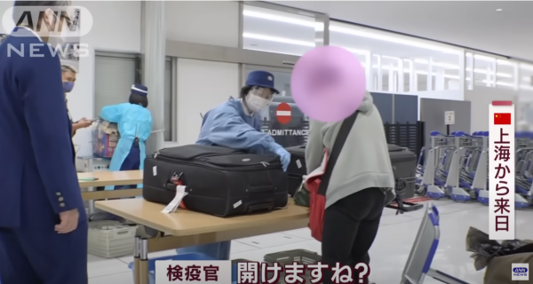 日媒直擊上海大媽大鬧成田機場 遭沒收違禁品 斥工作人員「強盜」 