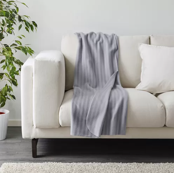 網民力推IKEA超平價$25毛毯！露營用都得 大讚：「又平、又輕、又保暖」