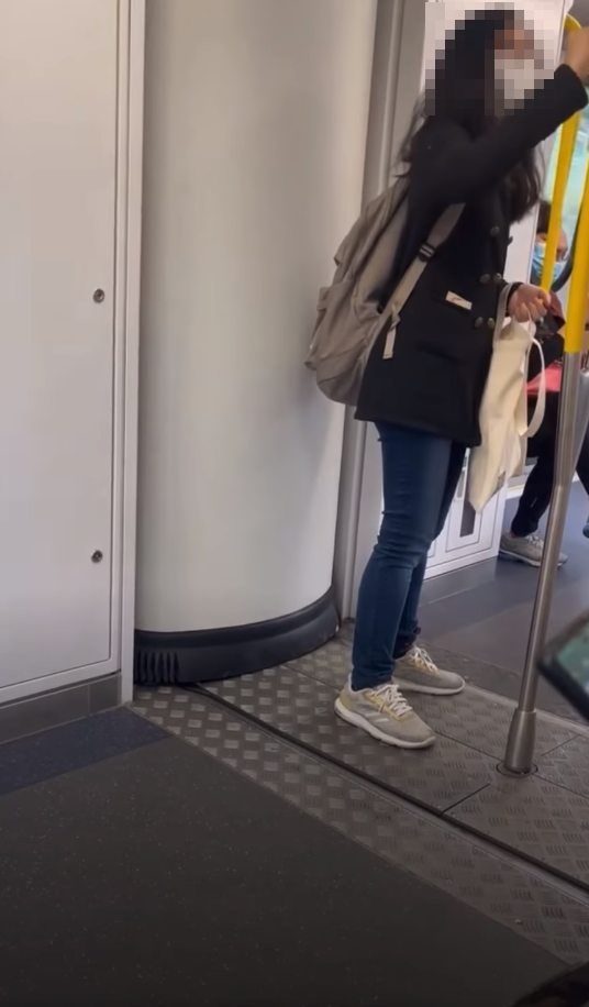 女子疑於港鐵「播毒」影片瘋傳！手拿快測棒塗抹車廂扶手