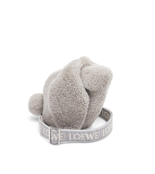 LOEWE全新兔兔設計手袋 兔年限量版$1200起！呢款「毛毛袋」一上架火速售罄？