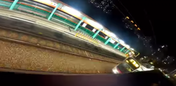 兩屯門青年玩Parkour跳上輕鐵車頂拍夜景！影片瘋傳引熱議 港鐵稱已報警