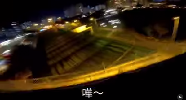 兩屯門青年玩Parkour跳上輕鐵車頂拍夜景！影片瘋傳引熱議 港鐵稱已報警