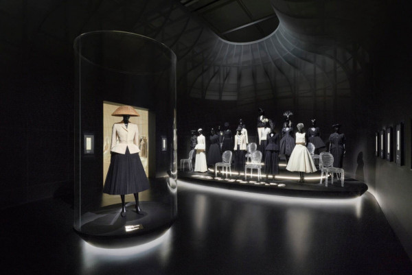 Dior展登陸東京現代美術館 向日本文化致敬 展出日本皇室、名人禮服 