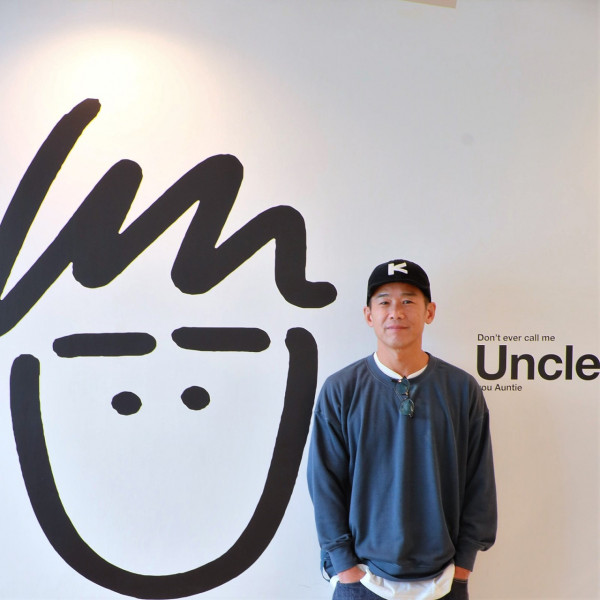 林海峰現身海港城《99個UNCLE自畫像》個展 限量日本製黑膠、藍染Tee和Tote Bag供不應求