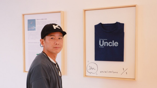 林海峰現身海港城《99個UNCLE自畫像》個展 限量日本製黑膠、藍染Tee和Tote Bag供不應求
