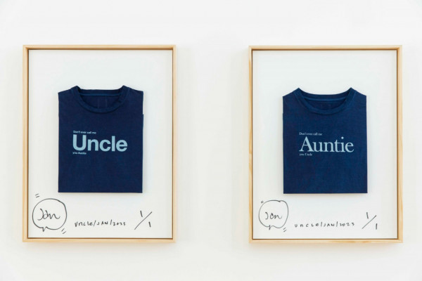 林海峰現身海港城《99個UNCLE自畫像》個展 限量日本製黑膠、藍染Tee和Tote Bag供不應求