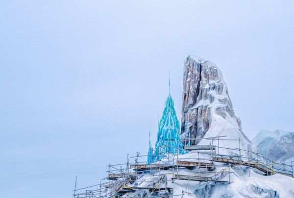香港迪士尼Frozen園區確定下半年開幕！園區地圖+雪橇過山車模型首度曝光