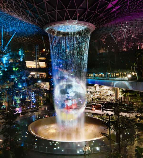 新加坡機場限時推迪士尼燈光騷 4大打卡位！4米高米奇白金雕像+兔年TsumTsum快閃店 