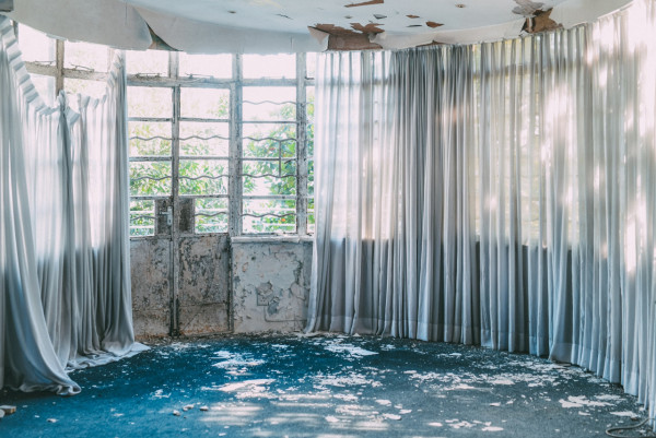 「香港遺美」攝影師林曉敏首辦相展 鏡頭定格陽光下的廢墟