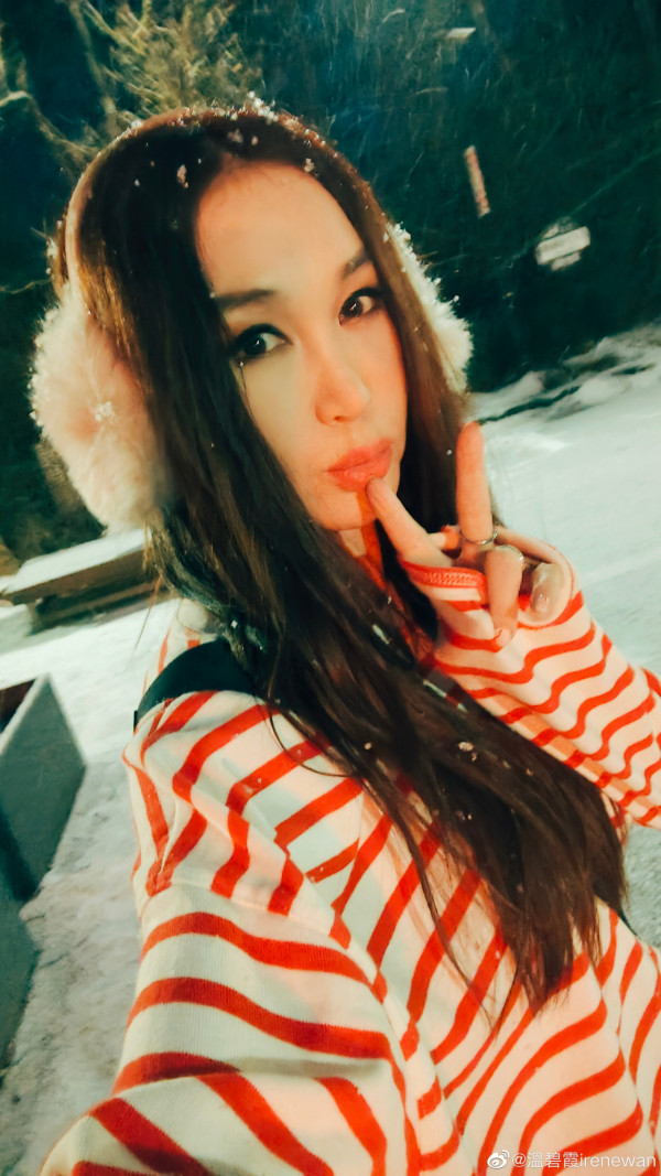 溫碧霞沙灘大解放晒三點式寫真極震撼！最真實身材體態驚呆網民：就嚟60歲