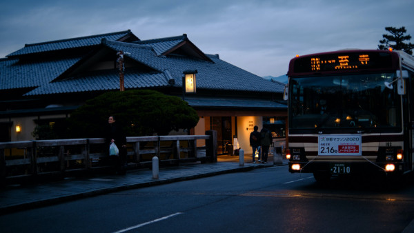 京都宣佈停售「巴士一日券」 太多遊客迫爆巴士！鼓勵乘坐地鐵 