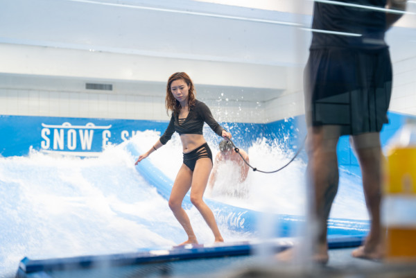 逾萬呎室內滑雪衝浪體驗館買1送1優惠！$194起暖水衝浪／滑水 