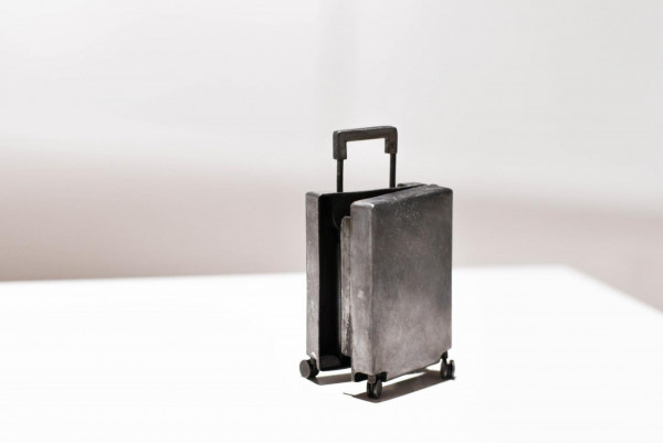 《三號大樓 Terminal III》展 移民潮下 以金屬藝術品訴不捨 