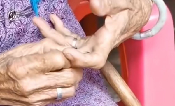 內地婆婆拾獲銀戒指佩戴多時 乖孫驚見刻有5個字即勸：趕緊棄掉 