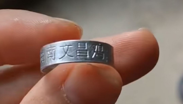 內地婆婆拾獲銀戒指佩戴多時 乖孫驚見刻有5個字即勸：趕緊棄掉 