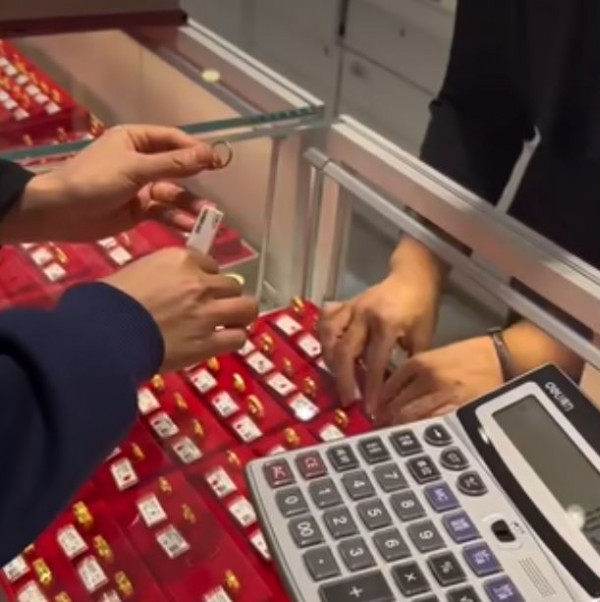 內地婆婆拾獲銀戒指佩戴多時 乖孫驚見刻有5個字即勸：趕緊棄掉 