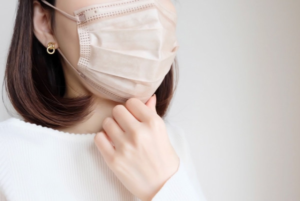 口罩變隱形殺手?除低後別做「1動作」會釋出微塑膠:吸入恐滲入血管、增心肌梗塞風險