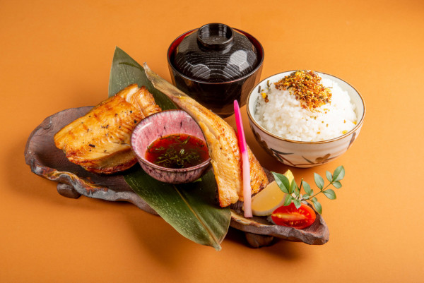 尖沙咀美食丨尖沙咀新開和食居酒屋「The Harmony」   黑松露鵝肝多士／黑松露鰻魚丼／吉列黑豚配咖喱飯／螢光魷魚