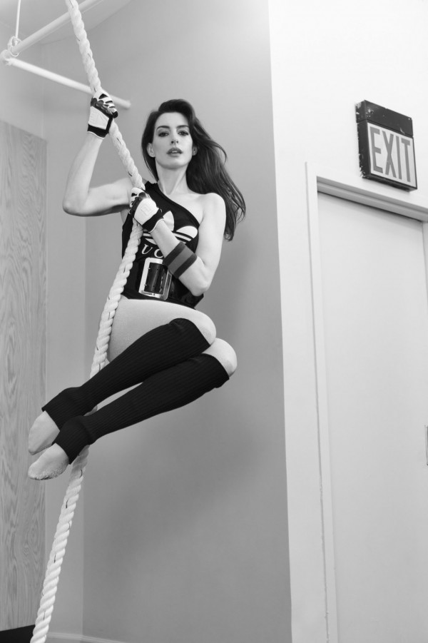 Anne Hathaway保養法則4 勤健身｜Anne Hathaway的火辣貓女身材並不是一天練成。她每次健身都堅持早晨慢跑至少半小時、以重量訓練及有氧運動交替鍛鍊。另外，聽說她還會每天上一個半小時的舞蹈課程。