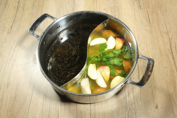 旺角美食丨旺角新開潮式海鮮火鍋店「明記潮鍋」   濃湯花膠雞湯／潮洲滷水湯底／醬油河蝦仔／手切牛小排／刺身拼盤