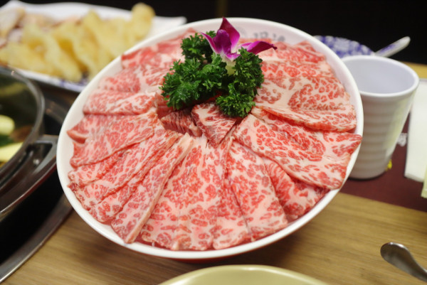 旺角美食丨旺角新開潮式海鮮火鍋店「明記潮鍋」   濃湯花膠雞湯／潮洲滷水湯底／醬油河蝦仔／手切牛小排／刺身拼盤