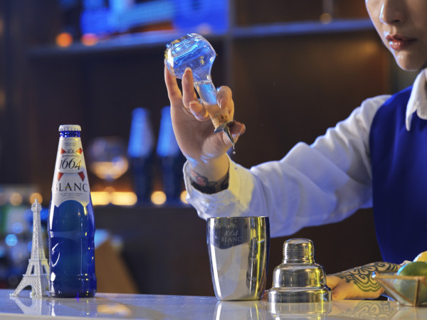 1664 Blanc夥拍本地著名調酒師Jade Lau推出白色情人節雞尾酒！附簡易調製教學