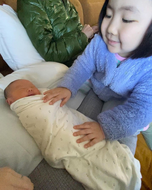 家姐仔Lucy露出慈母大愛樣，被媽媽笑指是「知心陪月元」。