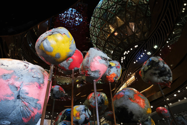 世界級大型藝術裝置暫駐K11 Musea 30個巨型彩球組成迷你宇宙