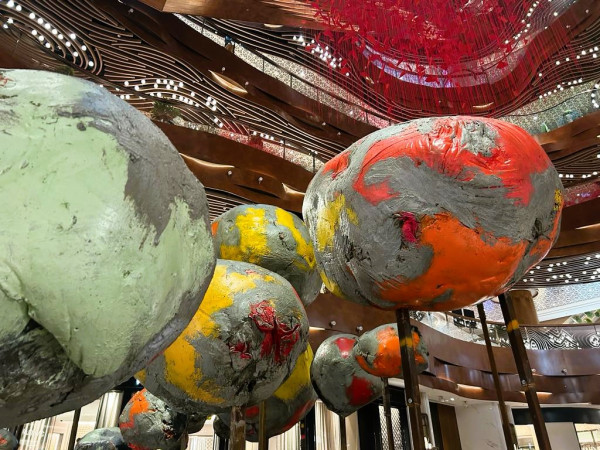 世界級大型藝術裝置暫駐K11 Musea 30個巨型彩球組成迷你宇宙