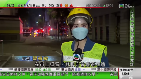 尖沙咀火警丨TVB新聞女記者翟睿敏採訪時險被砸頭 直播意外嚇至花容失色急戴頭盔